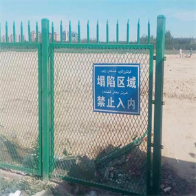 景區(qū)護(hù)欄網(wǎng)又稱山地防護(hù)網(wǎng)，公園護(hù)欄網(wǎng)